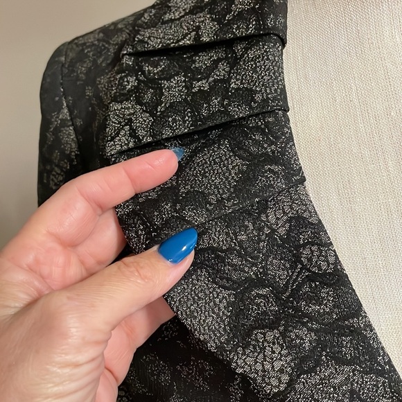 LE SUIT floral lace like print black grey, rounded pleated collar open front 14 - Picture 2 of 13